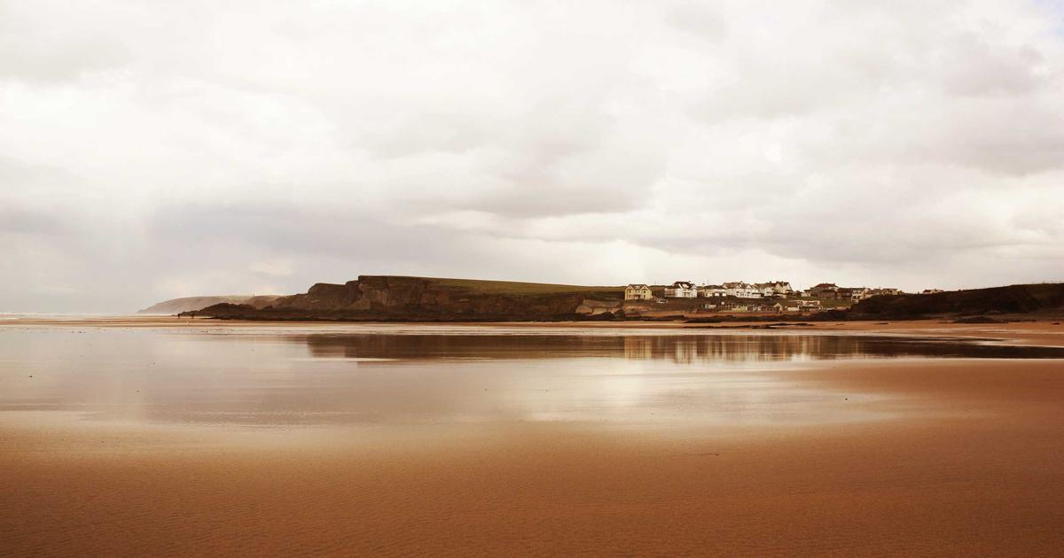 Office worker refocusing at desk after a meeting